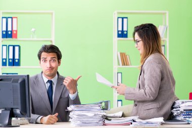 Ofiste çalışan iki meslektaşım.