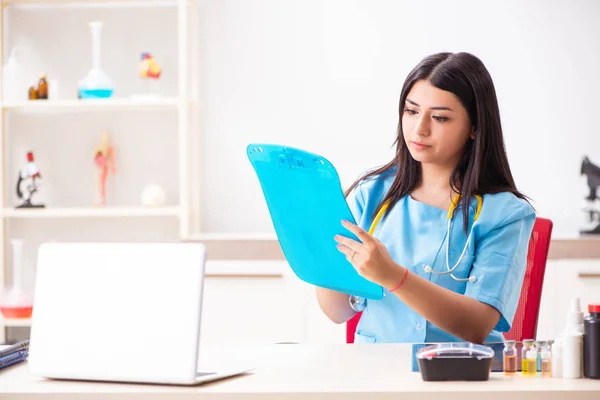 Joven hermosa doctora que trabaja en la clínica — Foto de Stock