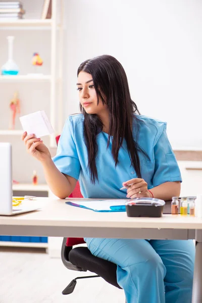 Klinikte çalışan güzel bir bayan doktor. — Stok fotoğraf