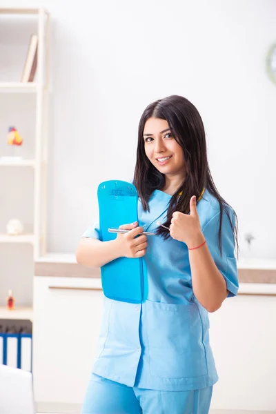 Jovem Bela Médica Trabalhando Clínica — Fotografia de Stock