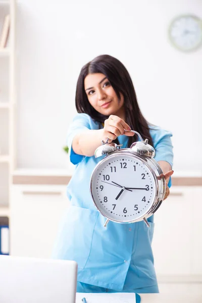 Jonge mooie vrouwelijke arts werkzaam in de kliniek — Stockfoto