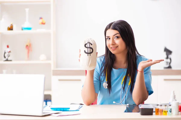 Young beautiful female doctor working in the clinic — Stock Photo, Image