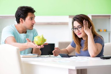 Genç aile kişisel finansla boğuşuyor
