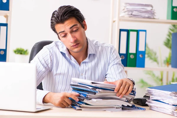 Junge Mitarbeiterin sitzt im Büro — Stockfoto