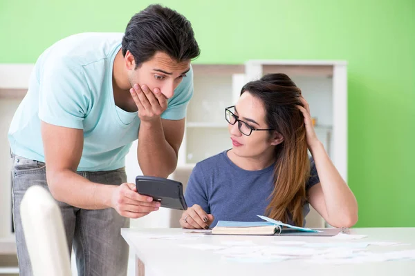 Genç aile kişisel finansla boğuşuyor — Stok fotoğraf