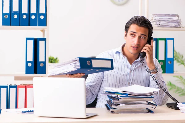 Junge Mitarbeiterin sitzt im Büro — Stockfoto