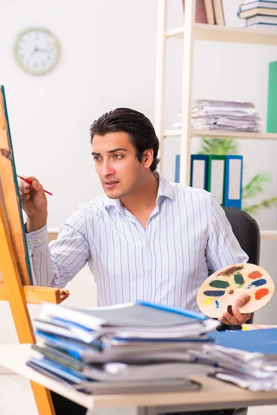 年轻英俊的员工喜欢在办公室画画 — 图库照片