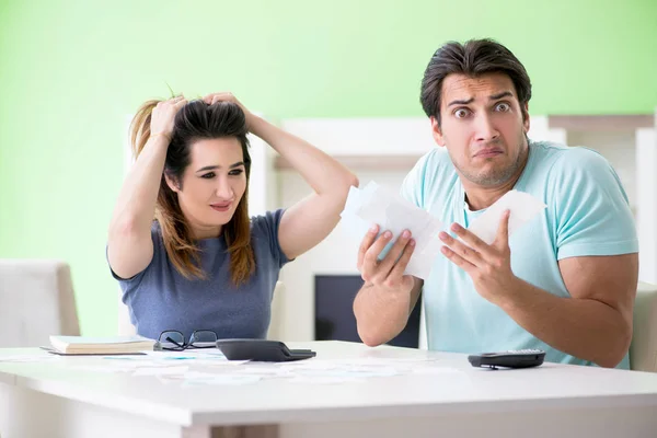 Jonge familie worstelt met persoonlijke financiën — Stockfoto