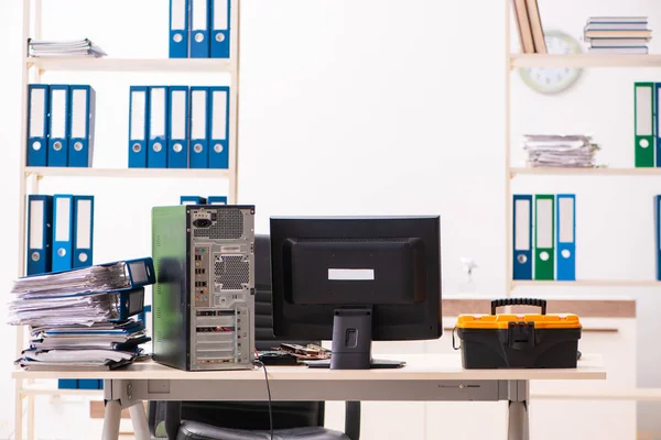 Junger Ingenieur repariert kaputten Computer im Büro — Stockfoto