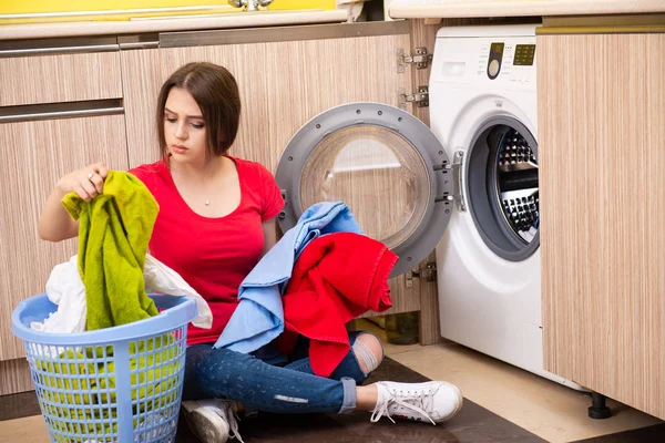 Žena doma pere prádlo — Stock fotografie