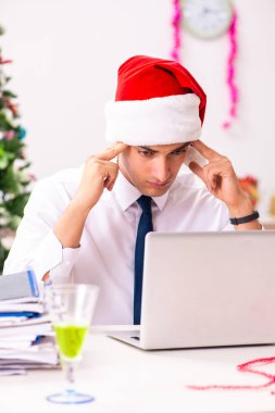 İşçi işadamı Noel 'i ofisinde kutluyor.