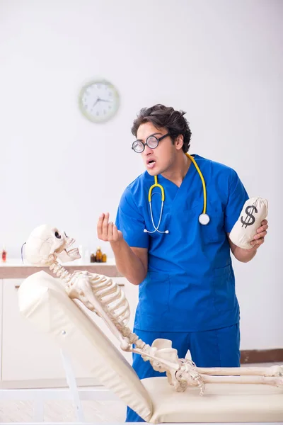 Doutor Engraçado Com Esqueleto Hospital — Fotografia de Stock