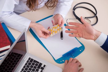 Rutin kontroller için doktoru ziyaret eden bir adam.