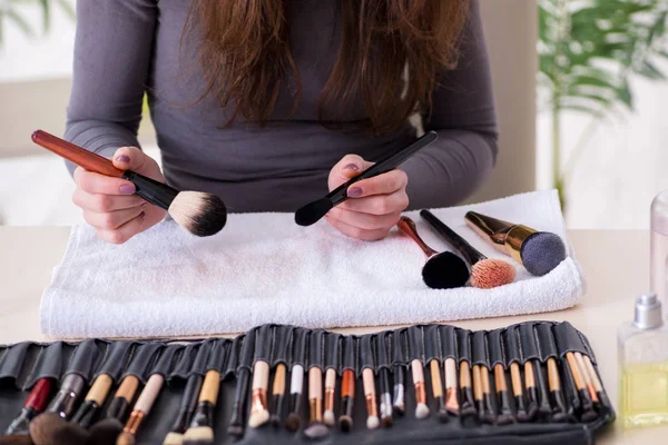 Makyaj sanatçısı fırçaları işe hazırlıyor — Stok fotoğraf