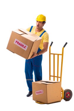 Kırılgan kutuları olan genç müteahhit beyaza izole edilmiş.