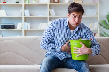 Hasta adam evde enfeksiyon ve mide rahatsızlığı çekiyor.