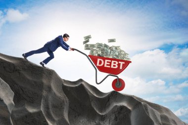 İş adamı, dolarlarla el arabasını yokuş aşağı itiyor