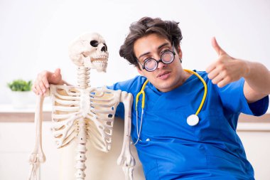 Hastanede iskeleti olan komik bir doktor.