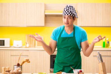 Genç profesyonel aşçı mutfakta hazırlanıyor.