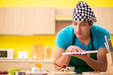 Adam evde pasta hazırlıyor.