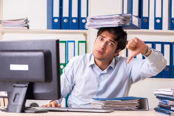 Funcionário ocupado sobrecarregado com muita papelada e trabalho — Fotografia de Stock