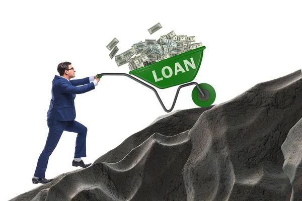 Бизнесмен толкает тележку в гору в концепции долгового кредита — стоковое фото