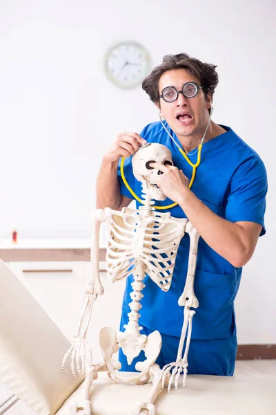 Αστείος γιατρός με σκελετό στο νοσοκομείο — Φωτογραφία Αρχείου
