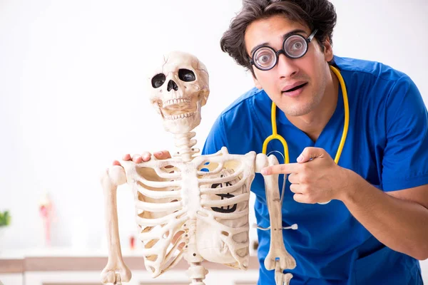 Funny doctor with skeleton in hospital — Stock Photo, Image