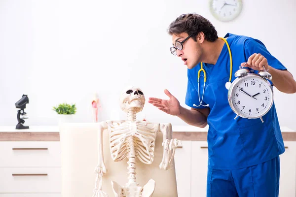 Médecin drôle avec squelette à l'hôpital — Photo