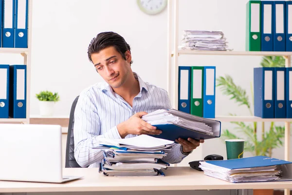 Junge Mitarbeiterin sitzt im Büro — Stockfoto