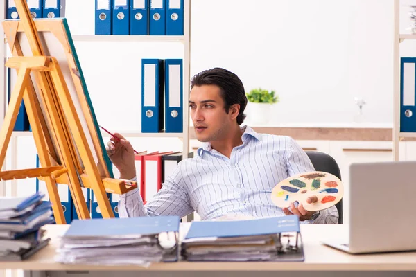 年轻英俊的员工喜欢在办公室画画 — 图库照片