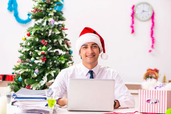 Zaměstnanec podnikatel slaví Vánoce v úřadu — Stock fotografie