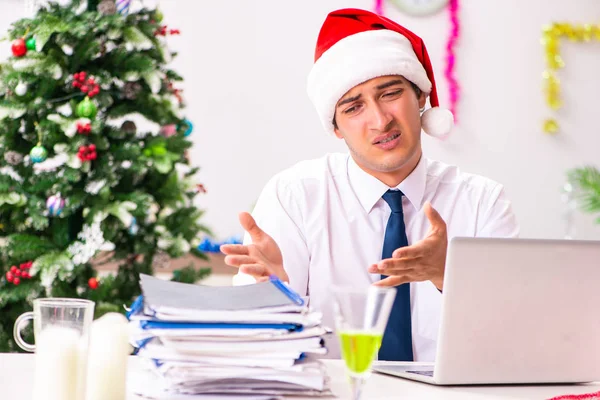 Empregado empresário celebrando o Natal no escritório — Fotografia de Stock