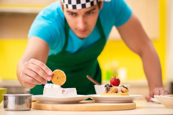 Homem cozinheiro preparar bolo na cozinha em casa — Fotografia de Stock