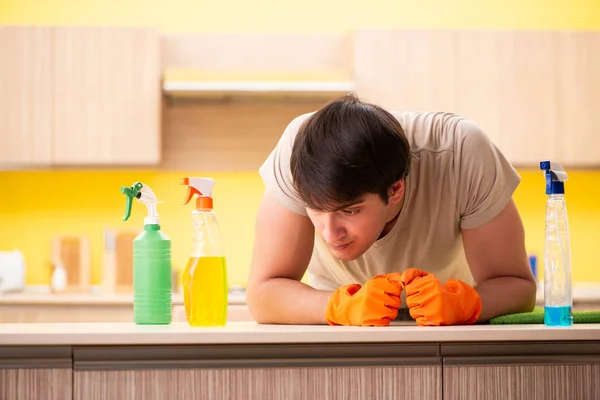 Bekar adam mutfağı temizliyor. — Stok fotoğraf