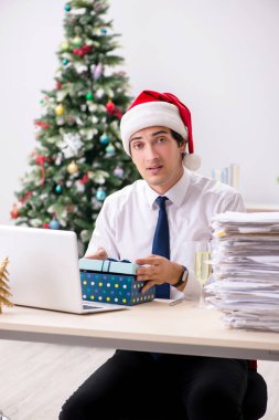 Ofisteki genç işadamı noel konsepti