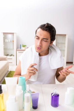 Tuvaletteki genç yakışıklı adam hijyen konseptinde. 