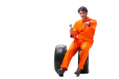 Beyaz lastikli genç bir garaj işçisi.