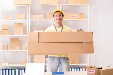 Kutu taşıma servisinde çalışan yakışıklı bir müteahhit. 