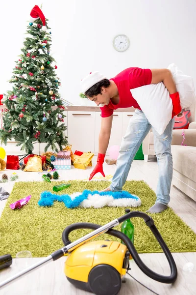 Hombre limpiando su apartamento después de la fiesta de Navidad — Foto de Stock