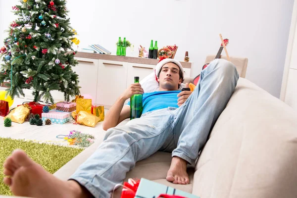 Νεαρός μεθυσμένος στο σπίτι μετά το χριστουγεννιάτικο πάρτι — Φωτογραφία Αρχείου