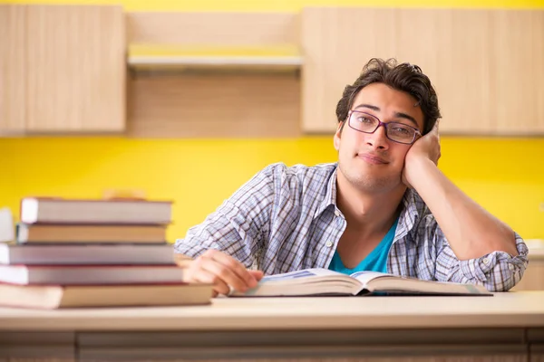 Studente che si prepara per l'esame seduto in cucina — Foto Stock