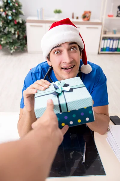 Doctor with gift box in the hospital — Stock Photo, Image