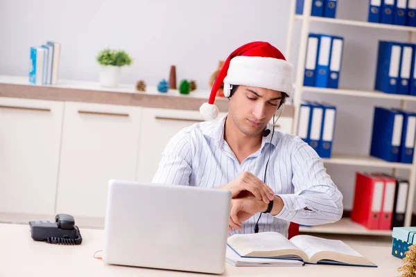 Operatore Telesales durante la vendita di Natale al telefono — Foto Stock