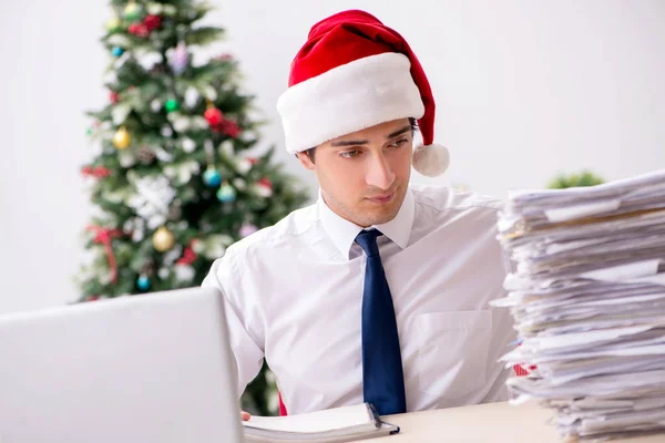 Молодий працівник працює в офісі на різдвяній зміні — стокове фото