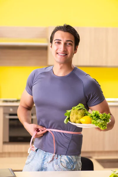 Jovem em dieta e conceito de alimentação saudável — Fotografia de Stock