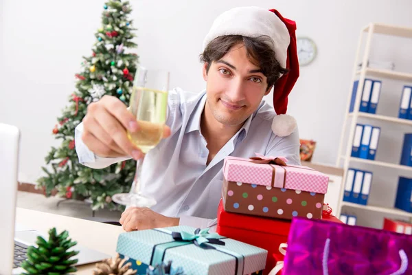 Junger Angestellter Unternehmer im Büro-Weihnachtskonzept — Stockfoto