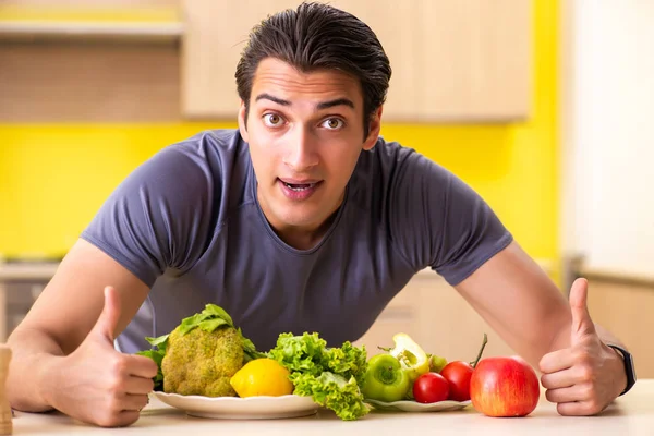 Diétázó és egészséges táplálkozás koncepciójú fiatalember — Stock Fotó