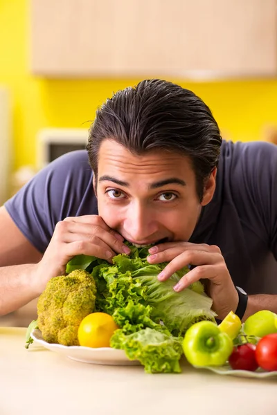 Młody człowiek w diecie i koncepcji zdrowego odżywiania — Zdjęcie stockowe