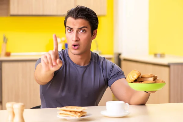 Joven en concepto de comida malsana —  Fotos de Stock